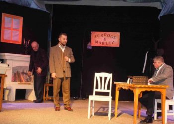 Tłumy na pierwszym spektaklu „Opowieści Wigilijnej” w Kałkowie